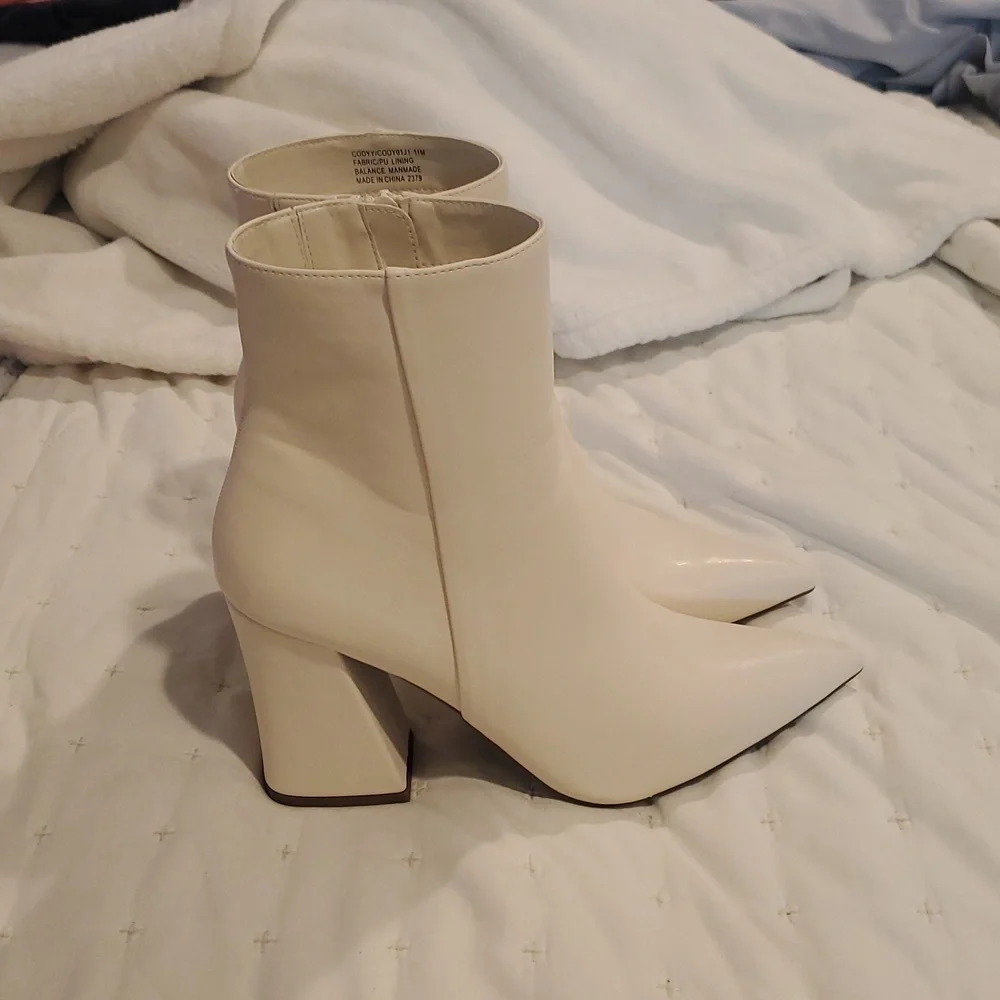 NWOT White Madden Girl Cody ankle boots size 11